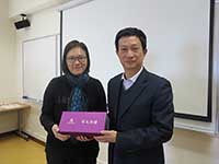 Prof. Isabella Poon (left), Pro-Vice Chancellor of CUHK presents a souvenir to Prof. Chen Wenhuai, Vice-President of SCNU